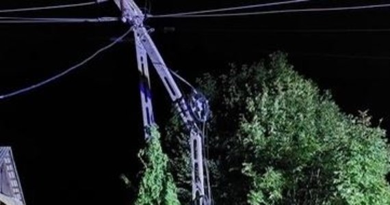 Ponad 2 promile alkoholu w organizmie miał 55-latek, który w miejscowości Zwiartów-Kolonia na Podkarpaciu uderzył samochodem w słup energetyczny. Słup się złamał.    