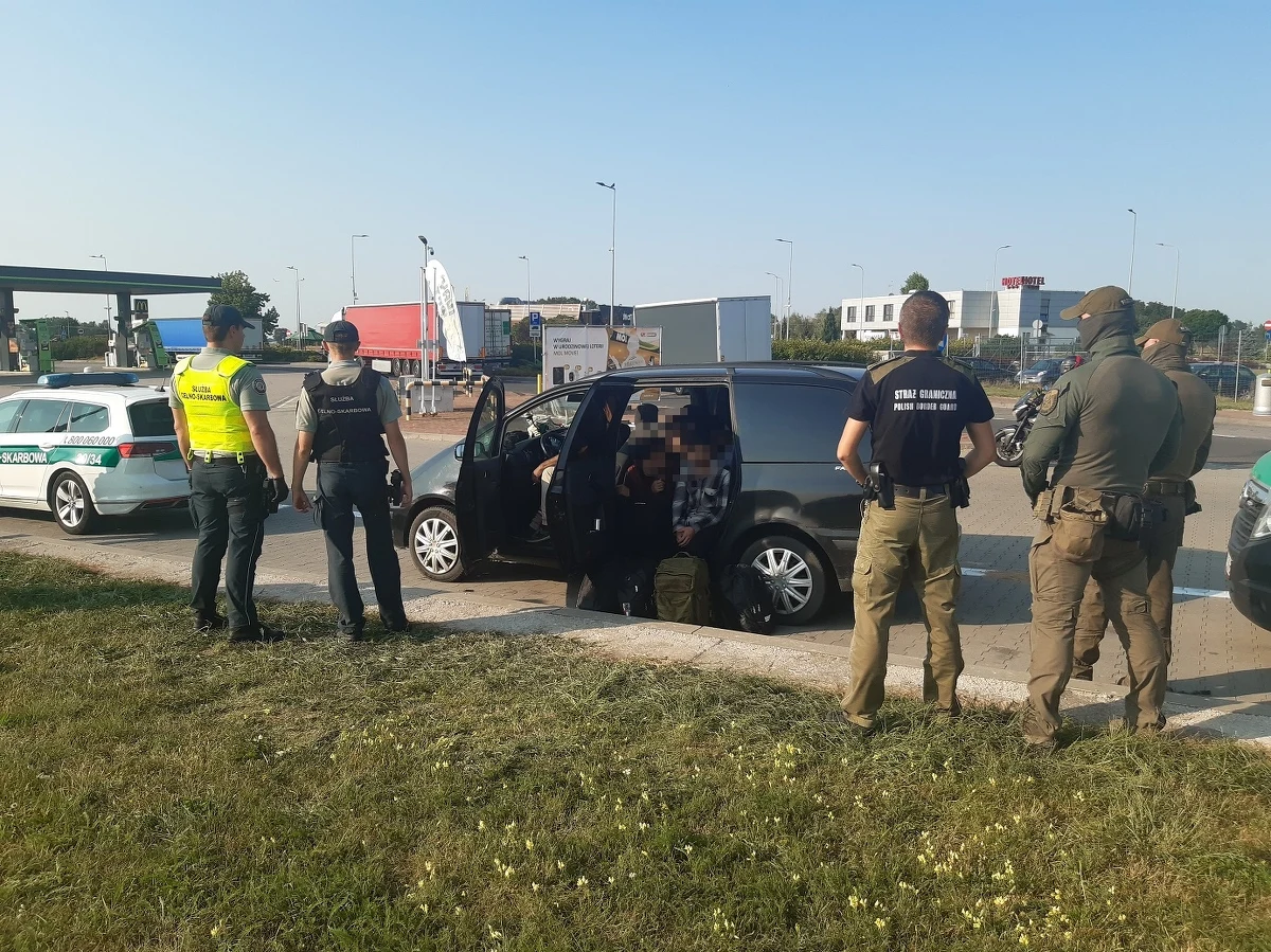 Ośmiu cudzoziemców, którzy przez Polskę próbowali przedostać się z Łotwy do Niemiec zatrzymali funkcjonariusze Straży Granicznej z Kalisza. Organizatorem przestępczego procederu był obywatel Rumunii - też został zatrzymany.