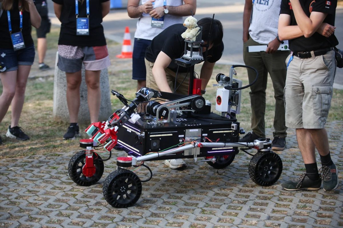 10., jubileuszowa edycja European Rover Challenge, czyli popularnego konkursu łazików marsjańskich, odbywa się w Krakowie. Areną zmagań drużyn jest "marsjańskie pole" zbudowane na terenie Akademii Górniczo-Hutniczej przy ulicy Reymonta. Jak podkreśla ekspert sektora kosmicznego, pomysłodawca imprezy Łukasz Wilczyński, ERC już dawno z prostych zawodów studenckich łazików rozwinął się w wydarzenie o międzynarodowym znaczeniu nie tylko dla studentów, ale również dla naukowców, biznesu i tysięcy odwiedzających. 