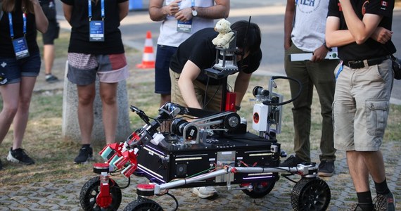 10., jubileuszowa edycja European Rover Challenge, czyli popularnego konkursu łazików marsjańskich, odbywa się w Krakowie. Areną zmagań drużyn jest "marsjańskie pole" zbudowane na terenie Akademii Górniczo-Hutniczej przy ulicy Reymonta. Jak podkreśla ekspert sektora kosmicznego, pomysłodawca imprezy Łukasz Wilczyński, ERC już dawno z prostych zawodów studenckich łazików rozwinął się w wydarzenie o międzynarodowym znaczeniu nie tylko dla studentów, ale również dla naukowców, biznesu i tysięcy odwiedzających. 