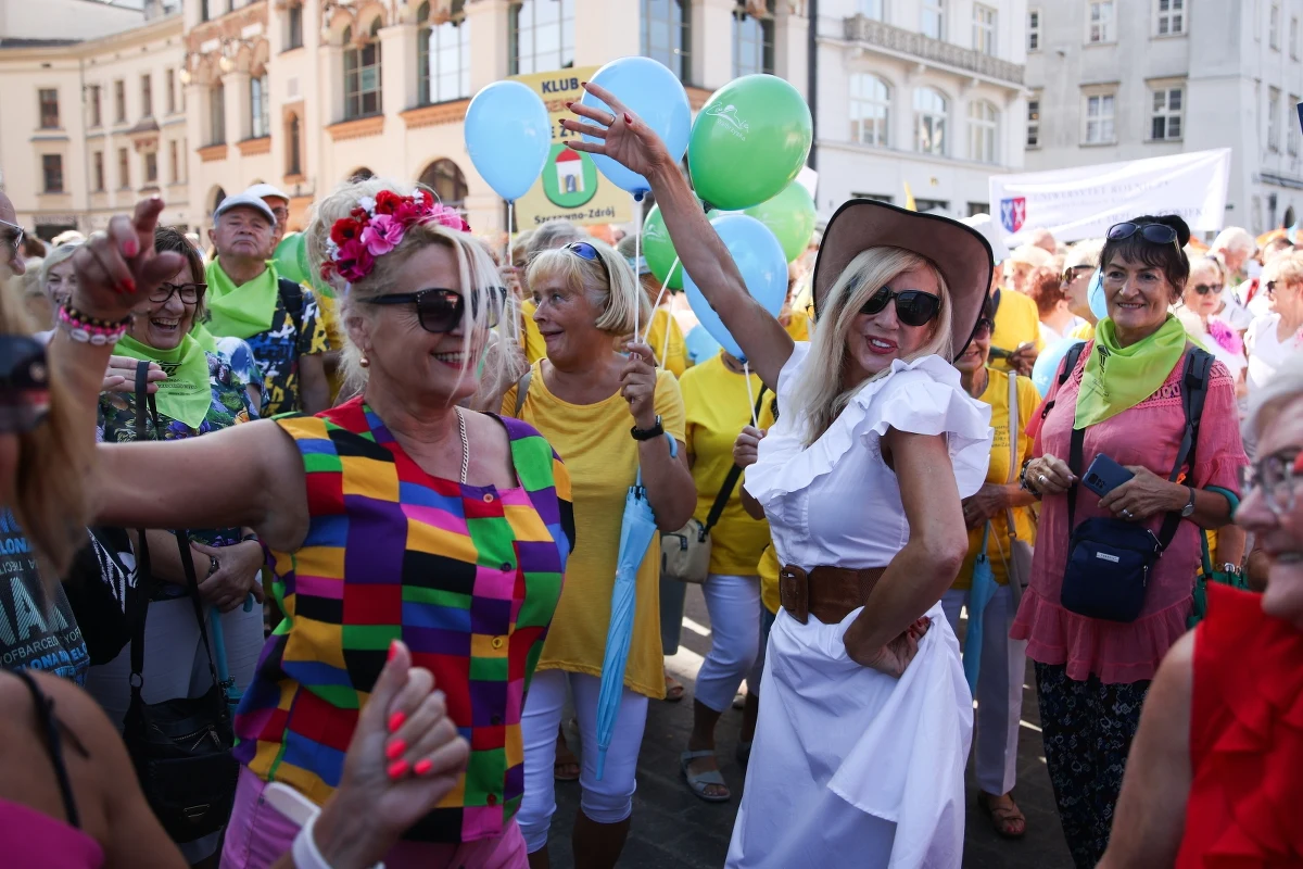 Paradą "Senior ma moc" rozpoczęły się w Krakowie XI Międzynarodowe Senioralia im. dr. Krzysztofa Czarnobilskiego. Organizatorzy spodziewają  się 6 tys. seniorów ze 120 miast i 7 państw. „Będą przedstawiciele Australii, Litwy, Wiednia, Wielkiej Brytanii czy USA" - mówił na antenie Radia RMF24 Łukasz Salwarowski, prezes organizującego wydarzenie Stowarzyszenia Manko.