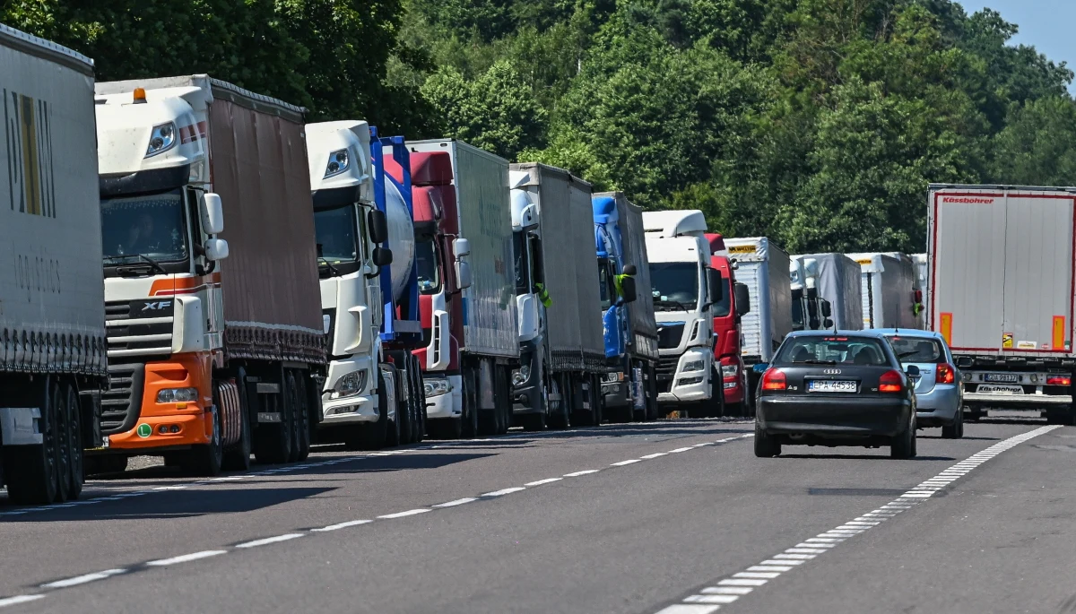 W piątek późnym wieczorem Informatycy Ministerstwa Finansów usunęli awarię systemów elektronicznych, do której doszło w czwartek wieczorem. Jak dowiedział się reporter RMF FM Kacper Wróblewski, służby wykluczyły, że jest to wynik ataku cybernetycznego. Przedstawiciele Zrzeszenia Międzynarodowych Przewoźników Drogowych alarmowali wcześniej, że awaria w znaczący sposób utrudniała im pracę.