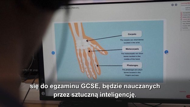 W David Game College w Wielkiej Brytanii wprowadzono nowatorską metodę nauczania, w której 20 uczniów przygotowujących się do egzaminu GCSE będzie uczonych przez sztuczną inteligencję. AI dostosowuje lekcje do indywidualnych potrzeb uczniów, identyfikując ich mocne i słabe strony. Chociaż w klasie nie ma nauczycieli, uczniowie otrzymują wsparcie trenerów, którzy czuwają nad nimi. Wprowadzenie AI budzi jednak kontrowersje – niektórzy eksperci obawiają się, że brak interakcji z nauczycielami może negatywnie wpłynąć na rozwój dzieci.