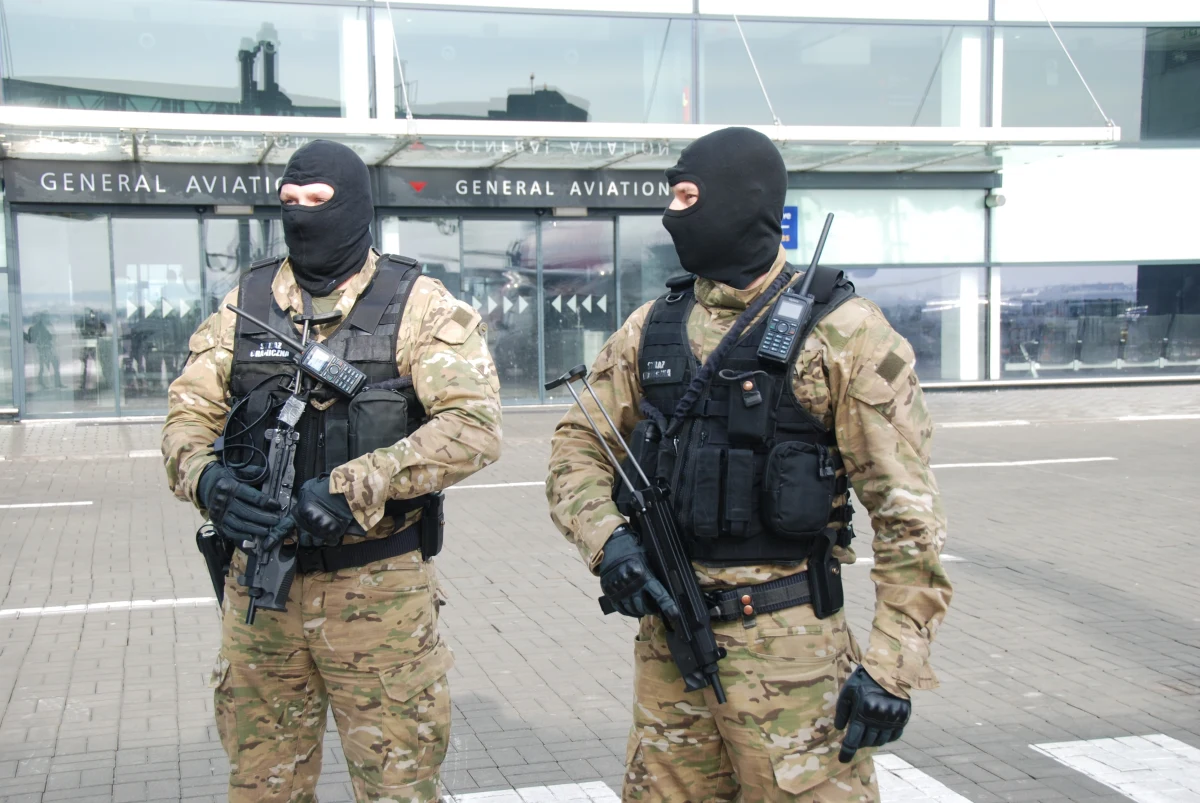 Niefrasobliwy 24-latek nie spodziewał się, że jego żart zostanie źle zrozumiany. Podczas odprawy na lotnisku w Gdańsku powiedział, że ma w torbie bombę. Interweniowały służby, a kapitan samolotu nie zgodził się na wejście podróżnego na pokład.      