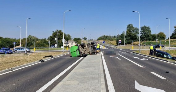 74-letni mężczyzna zginął, a pięć osób, w tym troje dzieci, zostało rannych w wypadku, do którego doszło w Strzelcach przy skrzyżowaniu z budowaną obwodnicą Nałęczowa na Lubelszczyźnie. Zderzyły się tam bus i samochód osobowy.