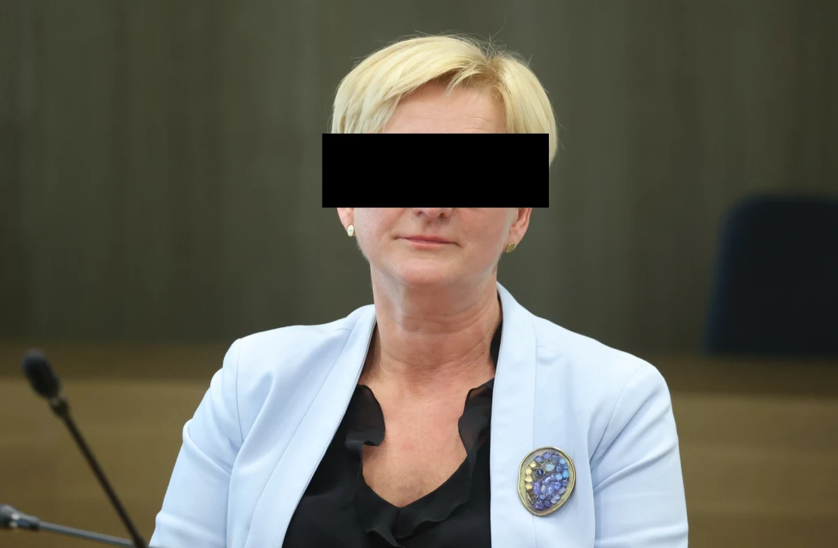 Była szefowa gabinetu ministra obrony z czasów PiS Agnieszka G. podejrzana o przekroczenie uprawnień w celu osiągnięcia korzyści majątkowej - dowiedział się reporter RMF FM Krzysztof Zasada. Właśnie usłyszała zarzuty w sprawie zakupu dla urzędniczki luksusowego zegarka Longines La Grande Classique ze środków resortu obrony.