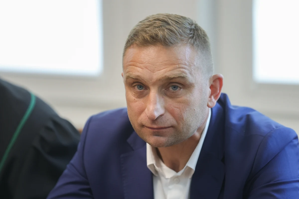 Przed Sądem Rejonowym dla Warszawy-Śródmieścia ruszył proces Roberta Bąkiewicza. Były prezes Stowarzyszenia Marsz Niepodległości jest oskarżony o naruszenie nietykalności aktywistki uczestniczącej w protestach Strajku Kobiet.