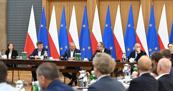 Jest zgoda dotycząca statusu tzw. neosędziów - taką informację przekazali przedstawiciele środowisk prawniczych po kilkugodzinnym spotkaniu z premierem Donaldem Tuskiem i ministrem sprawiedliwości Adamem Bodnarem. Współtwórczyni inicjatywy 'Wolne Sądy" Sylwia Gregorczyk-Abram poinformowała, że "jest między nami uzgodnienie i deklaracje, że tzw. neosędziowie powracają na wcześniej zajmowane stanowiska".