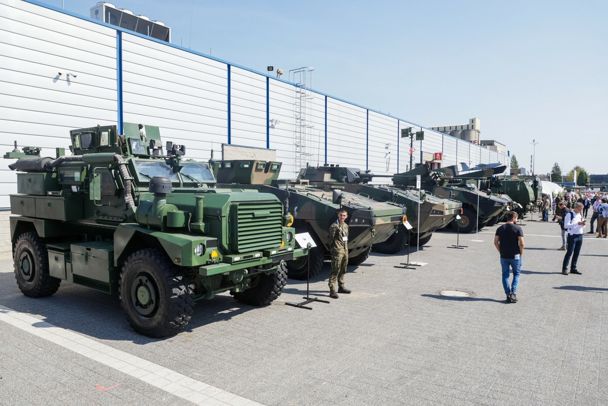 32. Międzynarodowy Salon Przemysłu Obronnego (MSPO) w Kielcach zakończył się w piątek uroczystym wręczeniem nagród Defender. Nagrodę prezydenta za innowacyjne rozwiązania na rzecz polskiej obronności otrzymała firma RADMOR S.A. / Grupa WB za szerokopasmową radiostację osobistą PERAD 5010. Szef MON podkreślił, że podczas wydarzenia podpisano kontrakty o łącznej wartości blisko 2 mld zł.