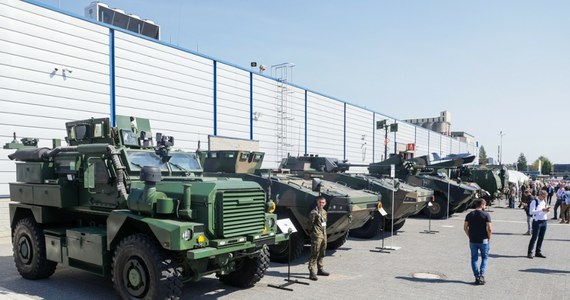 32. Międzynarodowy Salon Przemysłu Obronnego (MSPO) w Kielcach zakończył się w piątek uroczystym wręczeniem nagród Defender. Nagrodę prezydenta za innowacyjne rozwiązania na rzecz polskiej obronności otrzymała firma RADMOR S.A. / Grupa WB za szerokopasmową radiostację osobistą PERAD 5010. Szef MON podkreślił, że podczas wydarzenia podpisano kontrakty o łącznej wartości blisko 2 mld zł.