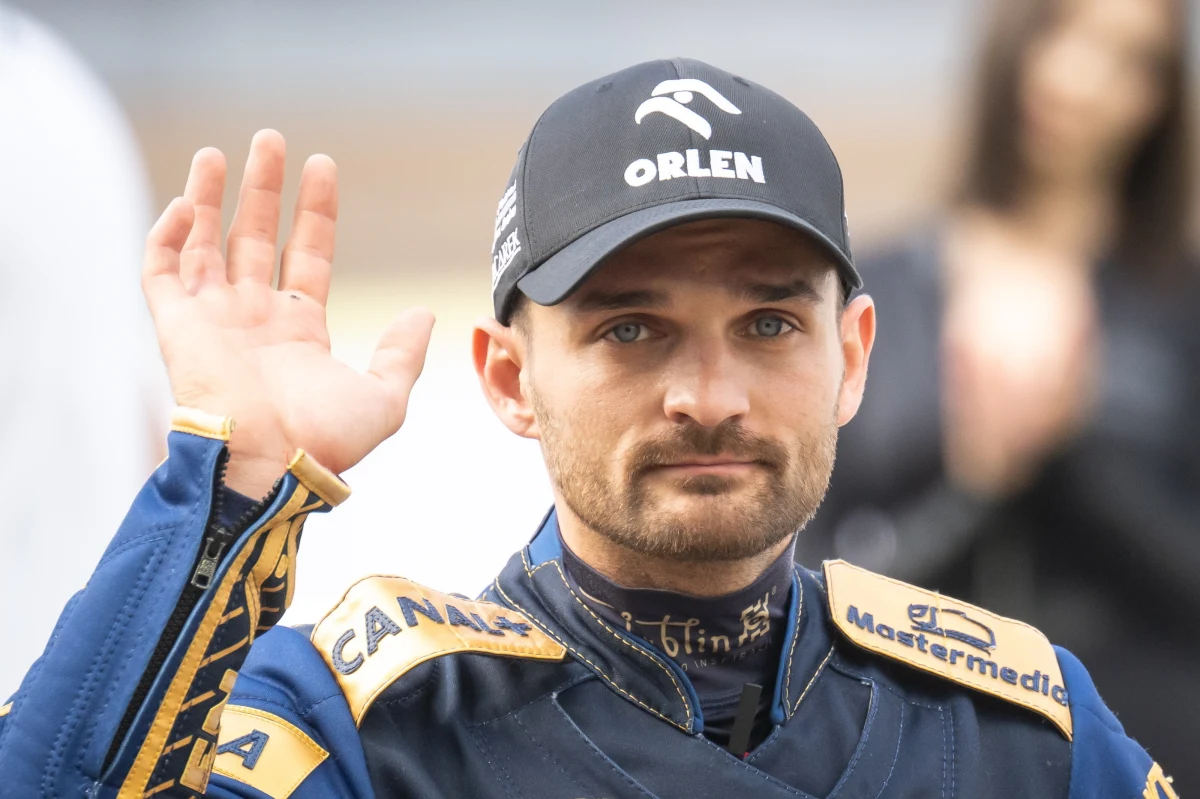 Wieczorem w Rydze kolejna w tym roku runda żużlowej Grand Prix. Liderem cyklu jest Bartosz Zmarzlik, który na Łotwie może zrobić kolejny krok w stronę piątego tytułu mistrza świata. Dwa ostatnie występy Polaka w Grand Prix były jednak przeciętne. Czy są powody do niepokoju? Zdaniem eksperta kibice mogą być spokojni. Początek GP Łotwy w Rydze o 19:00.