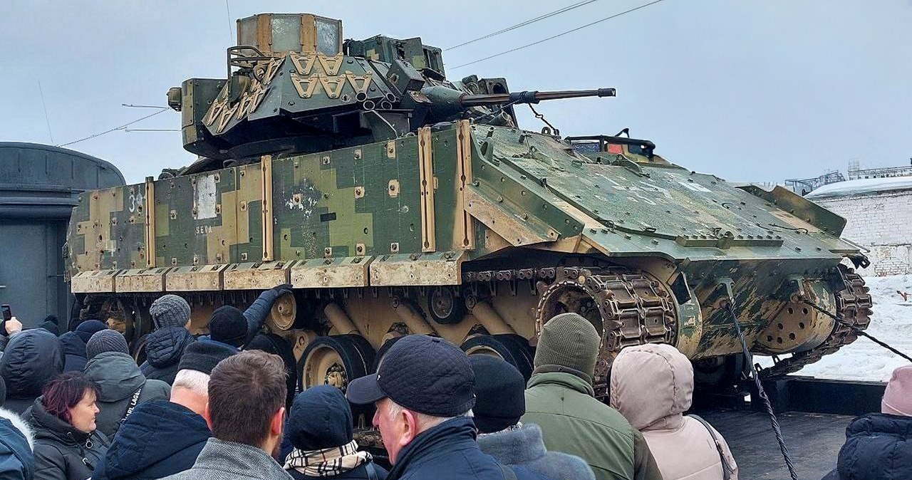 Stany Zjednoczone ogłosiły nowy pakiet wsparcia militarnego dla Ukrainy. Wśród nowego sprzętu pojawiły się bardzo chwalone przez Ukraińców potężne amerykańskie wozy bojowe piechoty M2A2 ODS Bradley. Na ten sprzęt Ukraińcy czekali od dawna.