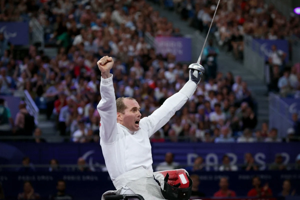 Michał Dąbrowski zdobył drugi medal igrzysk paralimpijskich w Paryżu w szermierce na wózkach. Po srebrze w szabli, w piątek zdobył brąz w szpadzie. To już kolejny medal Polaków na igrzyskach.