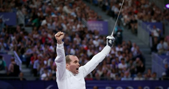 Michał Dąbrowski zdobył drugi medal igrzysk paralimpijskich w Paryżu w szermierce na wózkach. Po srebrze w szabli, w piątek zdobył brąz w szpadzie. To już kolejny medal Polaków na igrzyskach.