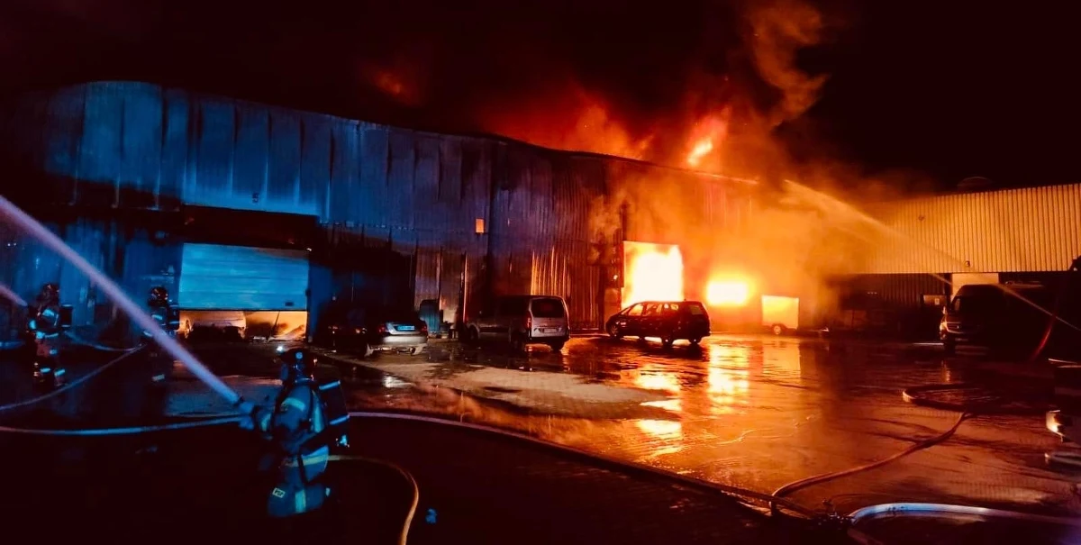 W nocy z piątku na sobotę wybuchł duży pożar hal magazynowych przy ul. Wodnej w Krakowie. Dwie hale spłonęły, trzecią udało się obronić. Sytuacja została już opanowana przez strażaków.