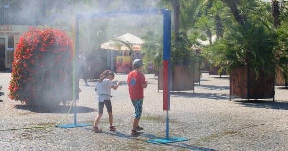 Trwa jeden z najgorętszych weekendów w czasie tegorocznego kalendarzowego lata. Alerty pogodowe obejmują niemal całą Polskę. W Tatrach synoptycy przewidują także burze. Niepokoi również niski stan wód w rzekach.