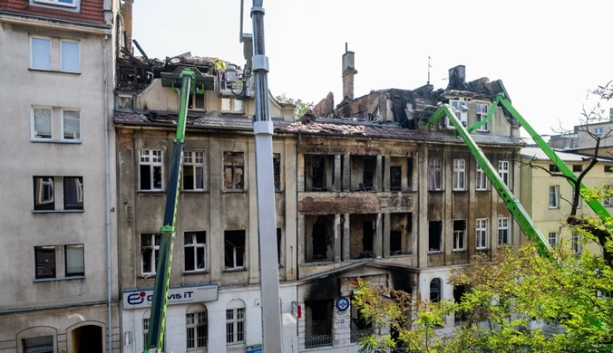 Wypadek podczas rozbiórki kamienicy w Poznaniu. Przewróciła się koparka