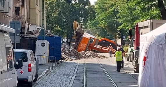 W czasie prac rozbiórkowych na pogorzelisku przy ul. Kraszewskiego w Poznaniu doszło do wypadku. Koparka zsunęła się ze skarpy.