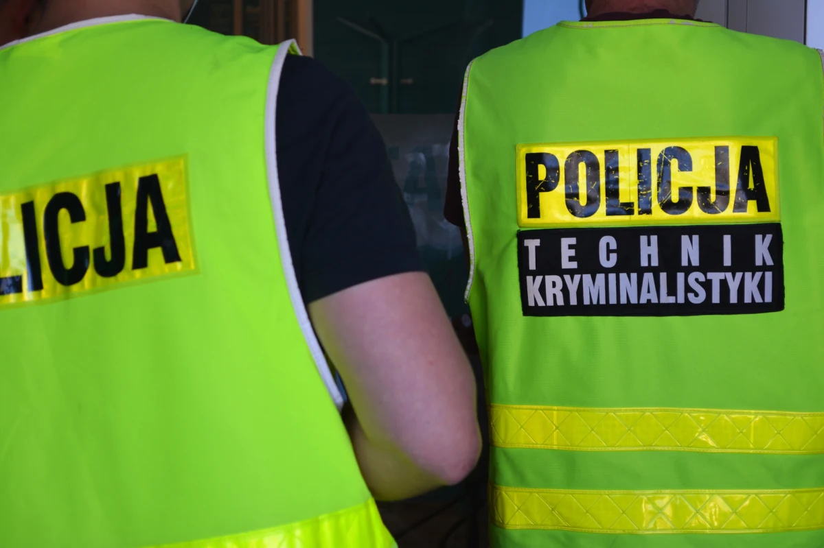 Policja wyjaśnia okoliczności śmierci 62-latka na olsztyńskim osiedlu Brzeziny. Mężczyzna zmarł od ran kłutych. W sprawie zatrzymano jego syna. 32-latek może usłyszeć zarzut zabójstwa. 