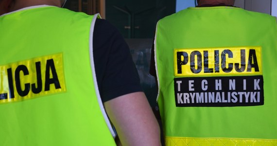 Policja wyjaśnia okoliczności śmierci 62-latka na olsztyńskim osiedlu Brzeziny. Mężczyzna zmarł od ran kłutych. W sprawie zatrzymano jego syna. 32-latek może usłyszeć zarzut zabójstwa. 