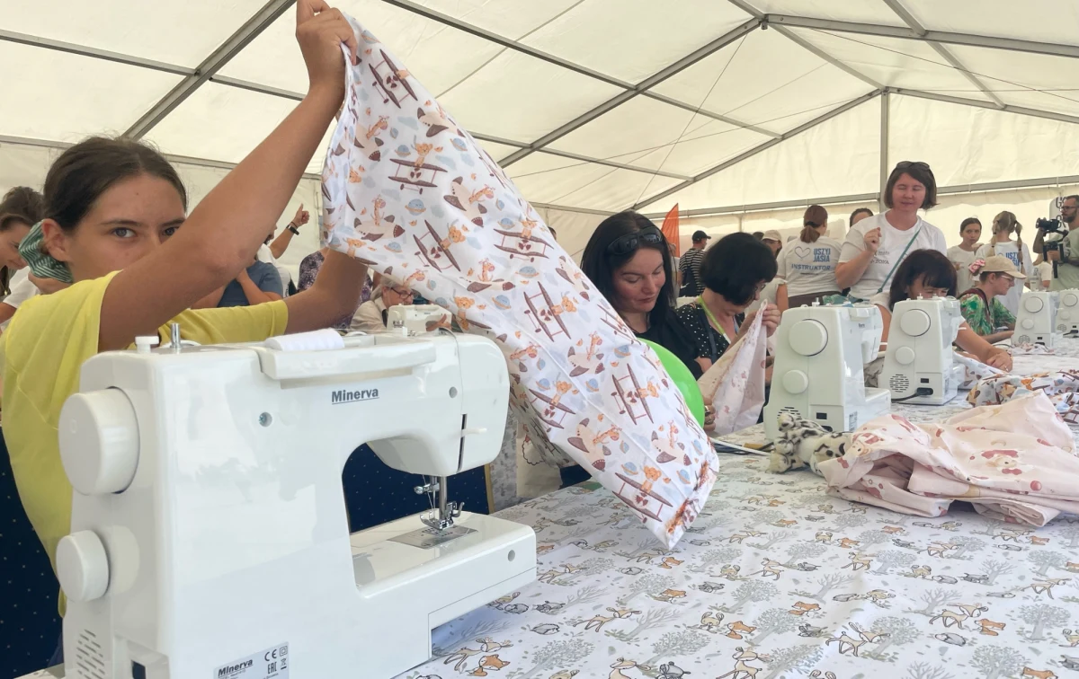 Na krakowskim placu Jana Nowaka-Jeziorańskiego odbyła się w sobotę akcja "Uszyj Jasia". 30 maszyn poszło w ruch, a wszystko w szczytnym celu.