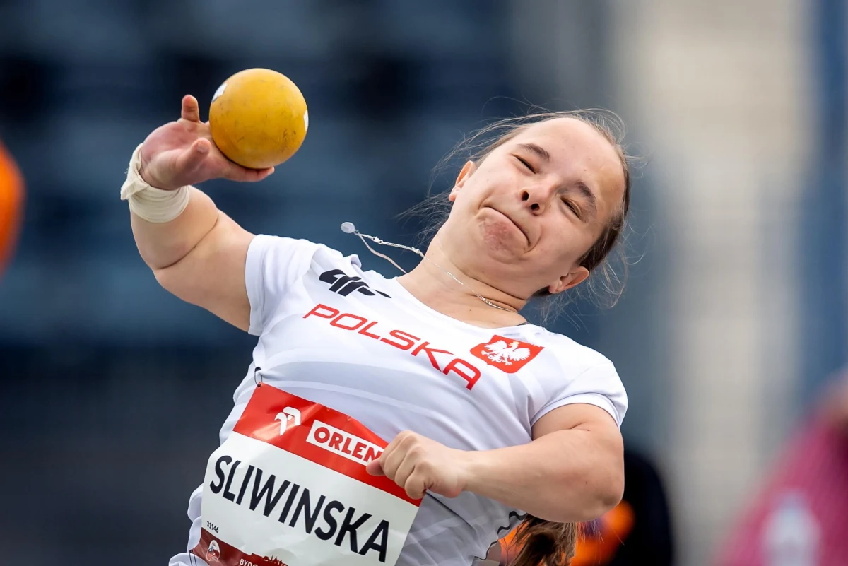 Renata Śliwińska wywalczyła srebrny medal igrzysk paralimpijskich w Paryżu w pchnięciu kulą w klasie F40. Polka uzyskała odległość 9,00 m. To jej najlepszy rezultat w sezonie. Zawodniczka zapowiedziała, że srebrny krążek odda na licytację, by pomóc ciężko chorej dziewczynce ze swojej rodzinnej Skwierzyny. Holenderce Larze Baars, z którą przegrała, obiecała rewanż za cztery lata.