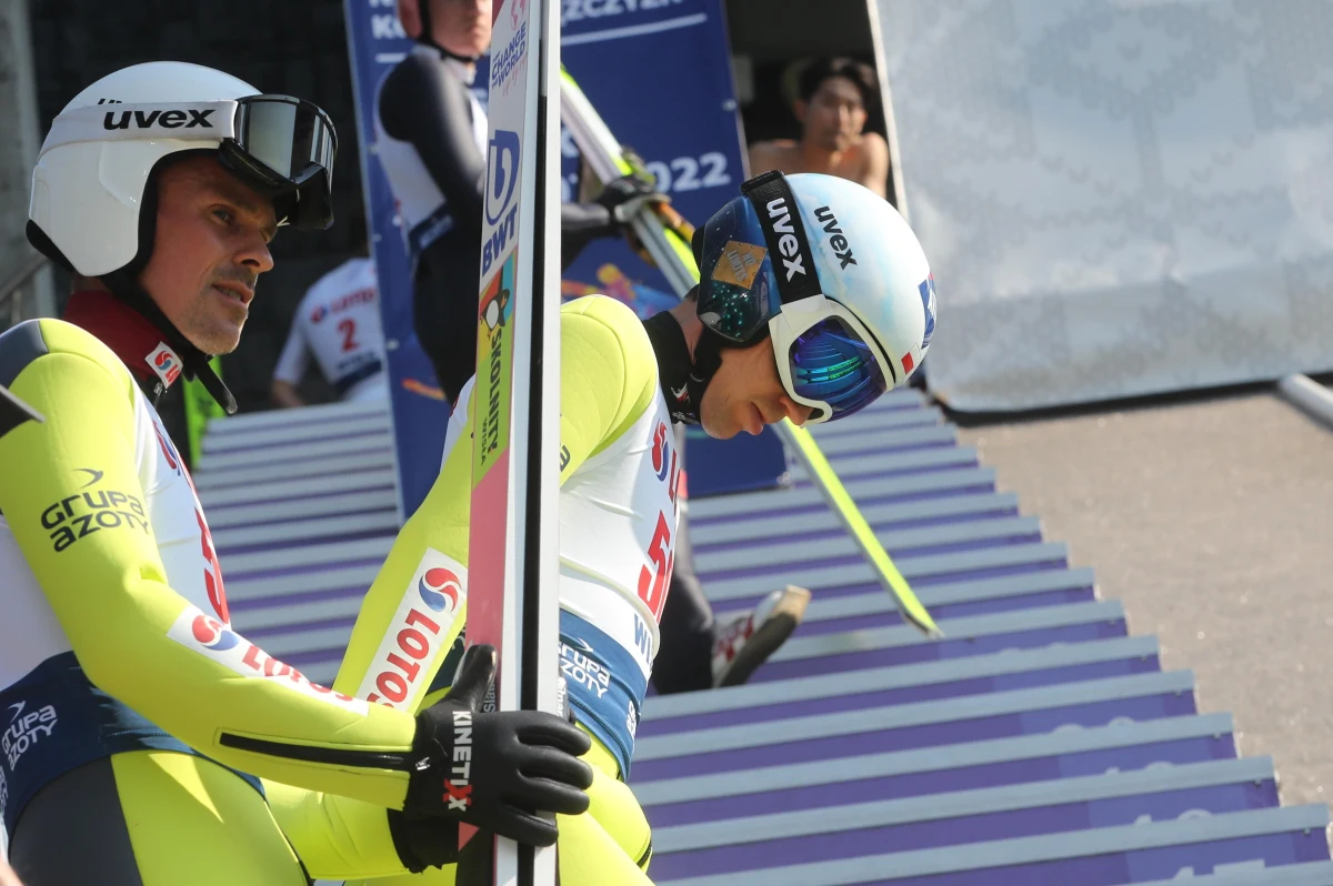 Ośmiu polskich skoczków narciarskich, ale bez Piotra Żyły, wystąpi w zawodach Letniej Grand Prix w skokach narciarskich w dniach 14-15 września w Wiśle - poinformował w sobotę Polski Związek Narciarski (PZN). W składzie znalazł się natomiast Kamil Stoch.