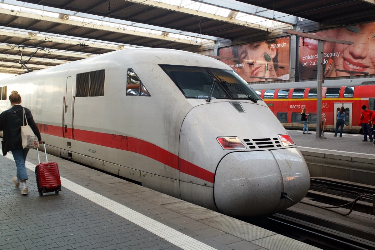 Ruch pociągów w centralnych Niemczech został w sobotę poważnie zakłócony. Jak informuje narodowy przewoźnik Deutsche Bahn, przyczyną miała być nieokreślona usterka techniczna. O sprawie informuje Reuters.