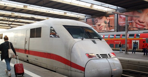 Ruch pociągów w centralnych Niemczech został w sobotę poważnie zakłócony. Jak informuje narodowy przewoźnik Deutsche Bahn, przyczyną miała być nieokreślona usterka techniczna. O sprawie informuje Reuters.