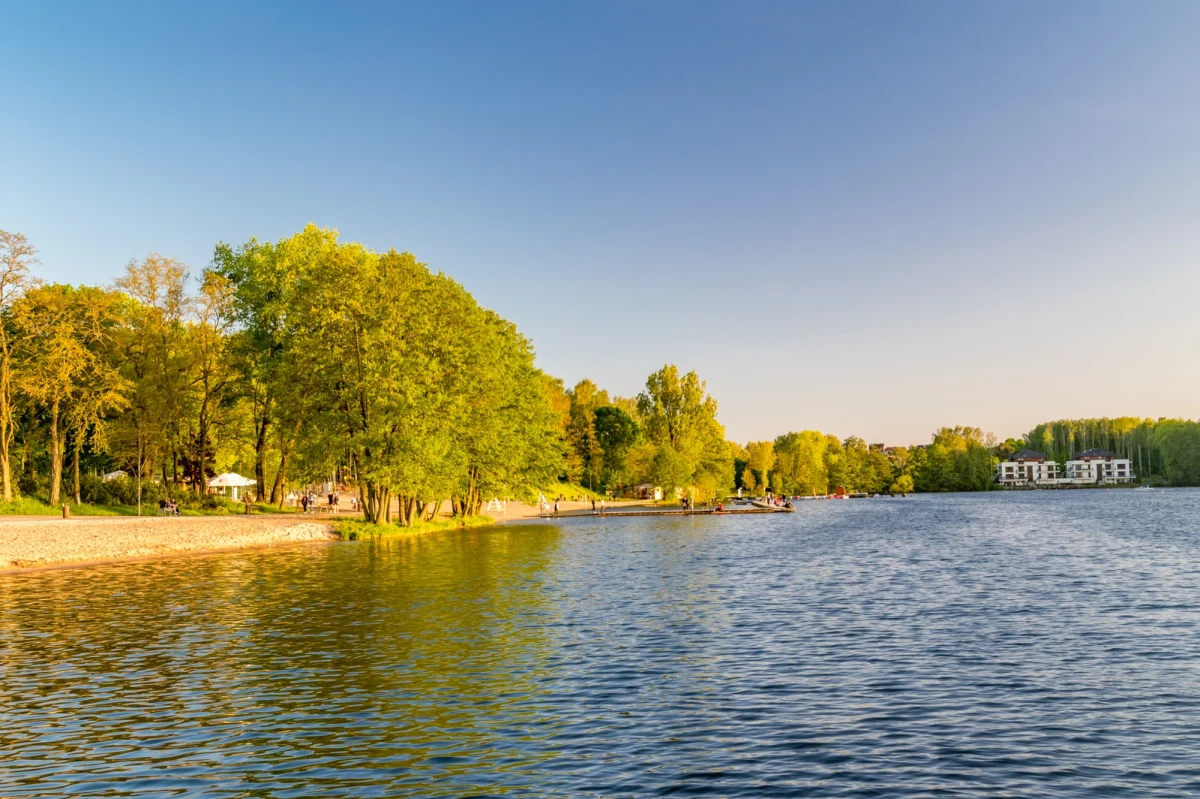 W sobotę doszło do tragedii na jeziorze Ukiel w Olsztynie. 36-latek, chcąc ratować 5-letniego syna, sam utonął.