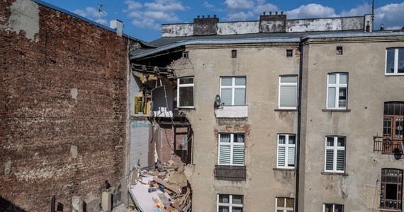 W Łodzi, w kamienicy przy ul. 1 Maja 23 zawaliła się ściana oficyny. W tym samym budynku w piątek wieczorem zapadła się podłoga w mieszkaniu na parterze. W sobotniej katastrofie nikt nie ucierpiał, ponieważ mieszkańcy zostali ewakuowani już wcześniej. Pod kamienicą pracuje tarcza TBM "Katarzyna", która drąży w Łodzi tunel średnicowy. Na miejscu działa sztab kryzysowy. Władze miasta zapowiedziały, że mieszkańcy kamienicy nie zostaną bez pomocy.