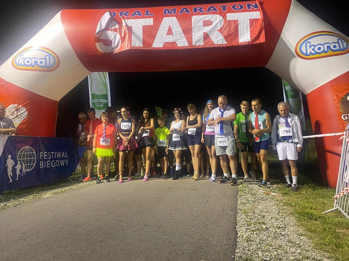 Rzut podkową, cięcie drewna, zbieranie ziemniaków na czas i przenoszenie snopu siana. To tylko niektóre konkurencje, w których rywalizują regionalne zespoły w Piwnicznej Zdroju w Małopolsce. Wszystko w regionalnych strojach. Do niedzieli trwa tam 15. Festiwal Biegowy i oprócz zawodów sportowych są też kramy z rękodziełem, konkursy kulinarne na najsmaczniejsze lokalne produkty i igrzyska Lachów i Górali.