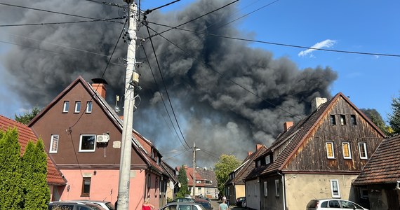 Pożar w Zabrzu został opanowany, ale wciąż trwa akcja straży. Na miejscu pracuje także grupa chemiczna. Dogaszanie pożaru składowiska odpadów przy ulicy Sierakowskiego w dzielnicy Zaborze może potrwać wiele godzin. Nie ma osób poszkodowanych.