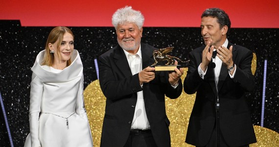 Pedro Almodovar triumfuje w Wenecji. "W pokoju obok" otrzymał Złotego Lwa dla najlepszego filmu podczas sobotniej gali zamknięcia 81. festiwalu. Nicole Kidman otrzymała nagrodę dla najlepszej aktorki. Najlepszym aktorem okazał się Vincent Lindon.