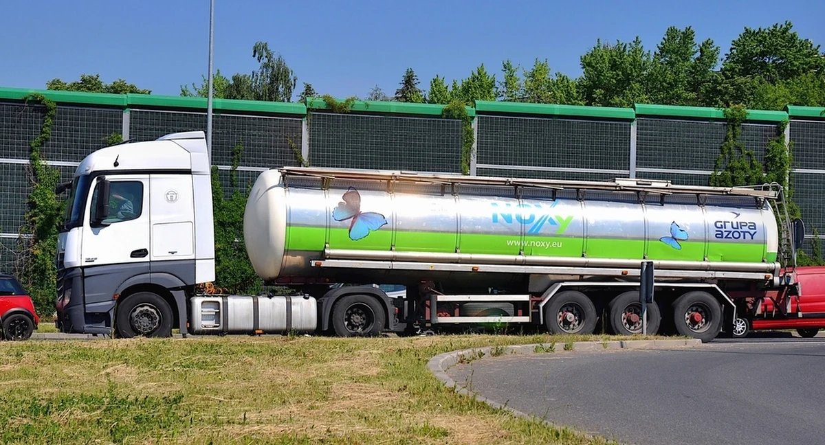 "Obecna sytuacja Zakładów Azotowych Puławy jest dramatyczna. Stoimy o kilka milimetrów nad przepaścią" - alarmują związkowcy w piśmie skierowanym do Donalda Tuska. Związki zawodowe proszą premiera o natychmiastową interwencję.