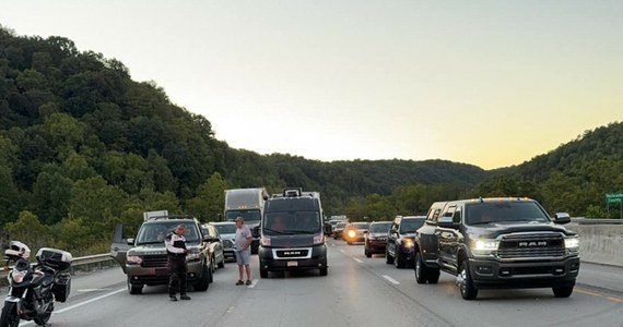 Sześć osób zostało rannych w strzelaninie przy autostradzie I-75 koło miasta London w stanie Kentucky w USA, do której doszło w sobotę wieczorem. Trwa policyjna obława na prawdopodobnego, 32-letniego sprawcę.