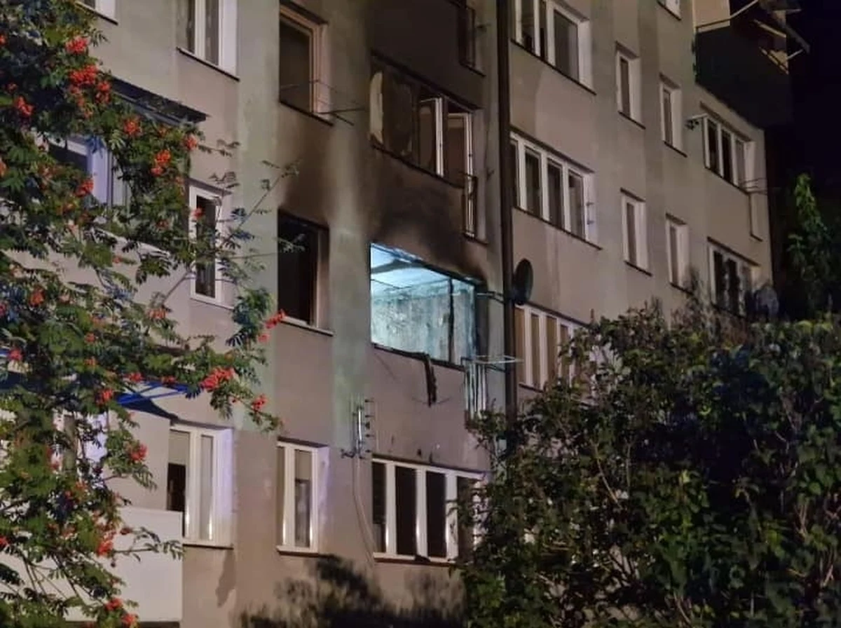 Kobieta zginęła w pożarze, do którego doszło w mieszkaniu na osiedlu Batorego w Legionowie w niedzielę w nocy. Ewakuowano 40 mieszkańców. Część z nich wydostała się z budynku przed przyjazdem straży pożarnej.