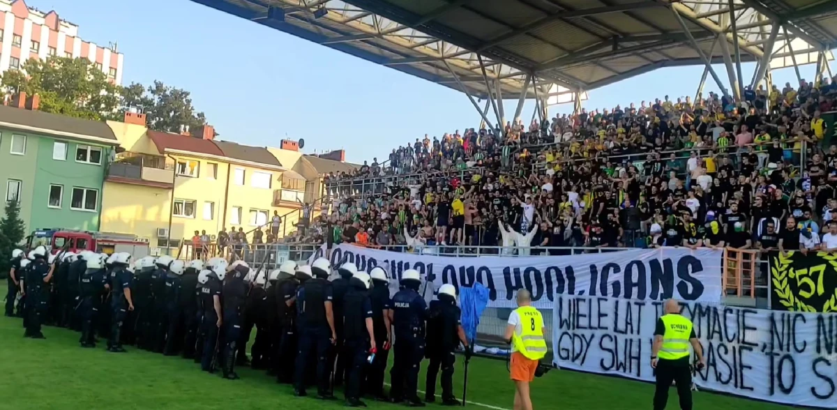 Sceny, jak z lat 90. ubiegłego wieku rozegrały się w sobotę na stadionie Siarki Tarnobrzeg podczas meczu III ligi z Sandecją Nowy Sącz. Kibice klubu z Tarnobrzega postanowili zaprezentować gościom zabraną kilka lat temu flagę sektorową. Wtedy się zaczęło.
