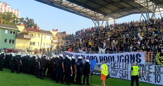 Sceny, jak z lat 90. ubiegłego wieku rozegrały się w sobotę na stadionie Siarki Tarnobrzeg podczas meczu III ligi z Sandecją Nowy Sącz. Kibice klubu z Tarnobrzega postanowili zaprezentować gościom zabraną kilka lat temu flagę sektorową. Wtedy się zaczęło.