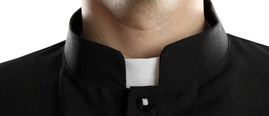 Ciało mężczyzny znaleziono w mieszkaniu wikariusza w plebanii na terenie parafii w Drobinie niedaleko Płocka. W sprawie zostanie wszczęte śledztwo. Nikt nie został zatrzymany. Wikariusz został jednak zawieszony w obowiązkach przez biskupa płockiego - informuje Kuria Diecezjalna Płocka. 