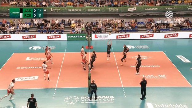 Skrót meczu Jastrzębski Węgiel – Asseco Resovia Rzeszów w drugim półfinale turnieju siatkarskiego Bogdanka Volley Cup im. Tomasza Wójtowicza.

