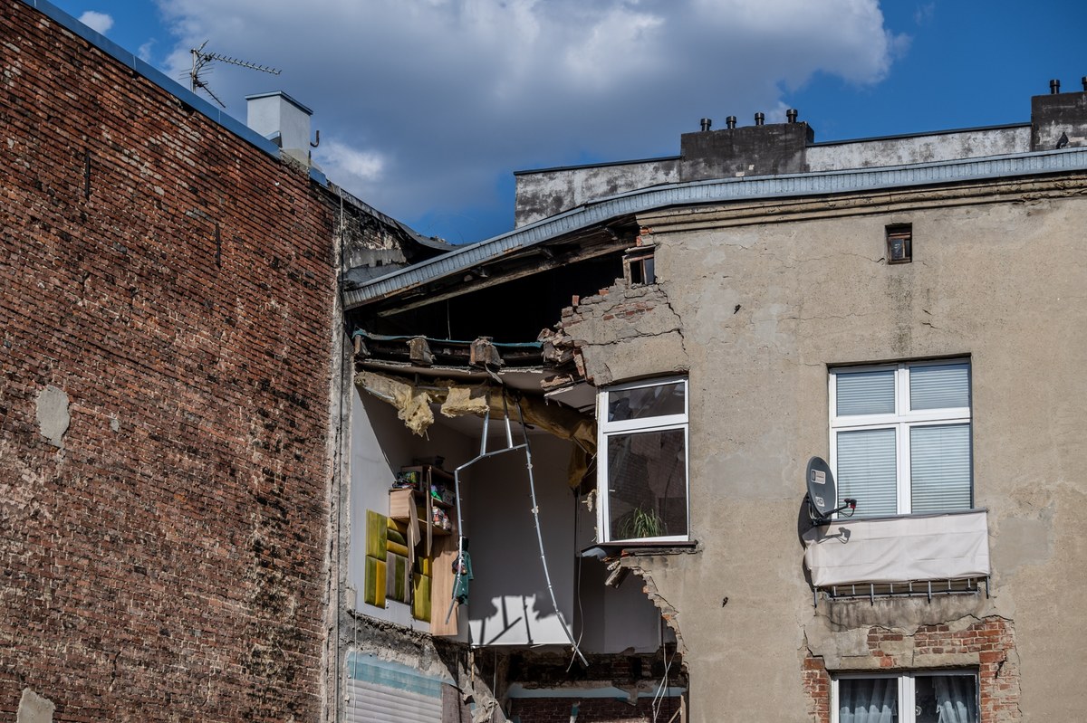 Mieszkańcy łódzkiej kamienicy, która w piątek i sobotę została częściowo zniszczona w wyniku drążenia tunelu kolejowego pod Łodzią, od niedzieli mogą spotykać się z radcami prawnymi. Eksperci mają pomóc w dochodzeniu roszczeń i przygotowaniu wniosków. Informację przekazał wykonawca inwestycji – PKP PLK.