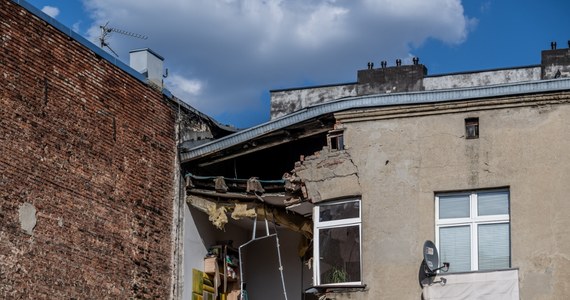 Mieszkańcy łódzkiej kamienicy, która w piątek i sobotę została częściowo zniszczona w wyniku drążenia tunelu kolejowego pod Łodzią, od niedzieli mogą spotykać się z radcami prawnymi. Eksperci mają pomóc w dochodzeniu roszczeń i przygotowaniu wniosków. Informację przekazał wykonawca inwestycji – PKP PLK.