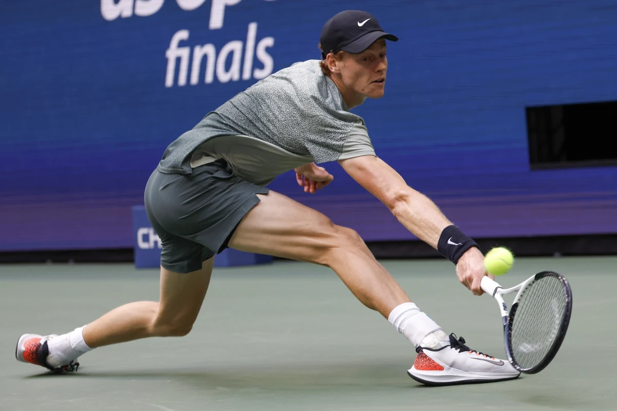 Lider światowego rankingu tenisistów Włoch Jannik Sinner pokonał Amerykanina Taylora Fritza 6:3, 6:4, 7:5 w finale wielkoszlemowego turnieju US Open. To jego drugi w karierze triumf w imprezie tej rangi, ale pierwszy w Nowym Jorku.