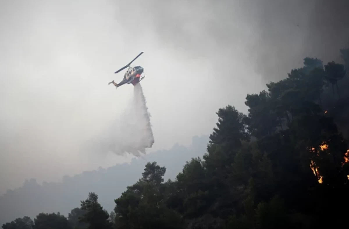 Nad Srebrenicą położoną na wschodzie Bośni i Hercegowiny widać kłędy dymu i śmigłowce, które starają się ugasić pożar z powietrza. Stan wyjątkowy ogłoszono w najbardziej zagrożonej pożarem wsi Luka. "Przygotowaliśmy zaplecze do ewakuacji" - podały dziś rano władze gminy. 