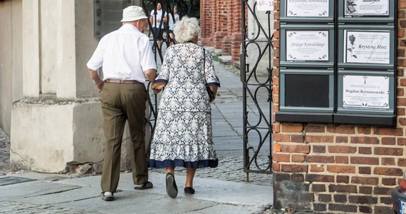 "Wiek emerytalny był kiedyś słusznie podniesiony i niesłusznie został obniżony" - ocenił w rozmowie z "Faktem" prezes Zakładu Ubezpieczeń Społecznych Zbigniew Derdziuk. "Trzeba uświadamiać ludziom, że powinni pracować dłużej, nawet jeśli nie ma przymusu administracyjnego" - sugerował. 

