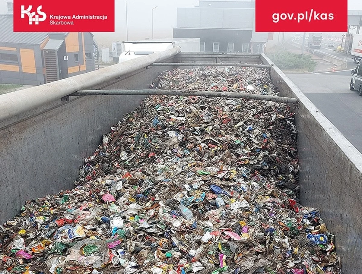 Podczas rutynowej kontroli na autostradzie A4 w okolicach Gliwic celnicy wykryli nielegalny przewóz odpadów - poinformowała Izba Administracji Skarbowej w Katowicach. Ciężarówka przewoziła ładunek z Niemiec, który nie był zgodny z deklarowanymi dokumentami.