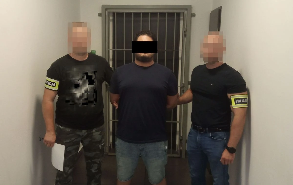 Po pościgu na S-8 policjanci z Ryk zatrzymali dwóch mężczyzn podejrzanych o kradzież biżuterii wartej ponad 30 tys. złotych. Sprawcy udawali hydraulików, a kiedy wyszli z mieszkania jego właścicielka zauważyła, że brakuje kosztowności. Mężczyźni trafili już za kratki.    