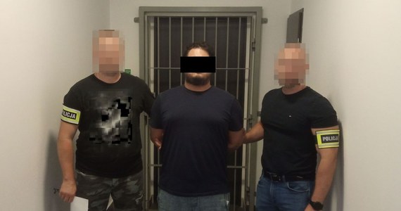 Po pościgu na S-8 policjanci z Ryk zatrzymali dwóch mężczyzn podejrzanych o kradzież biżuterii wartej ponad 30 tys. złotych. Sprawcy udawali hydraulików, a kiedy wyszli z mieszkania jego właścicielka zauważyła, że brakuje kosztowności. Mężczyźni trafili już za kratki.    