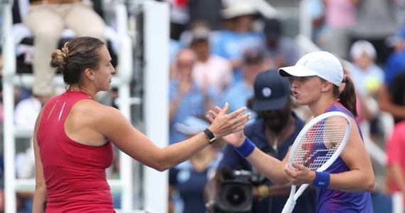 Zwycięstwo w US Open sprawiło, że Aryna Sabalenka odrobiła 510 punktów do prowadzącej w rankingu WTA Igi Świątek. Polka ma w tej chwili 2169 punktów przewagi, jesienią musi jednak obronić wiele punktów zdobytych przed rokiem. Jeśli tak się nie stanie, straci pozycję liderki. Po US Open na 8. miejsce rankingu ATP spadł Hubert Hurkacz.